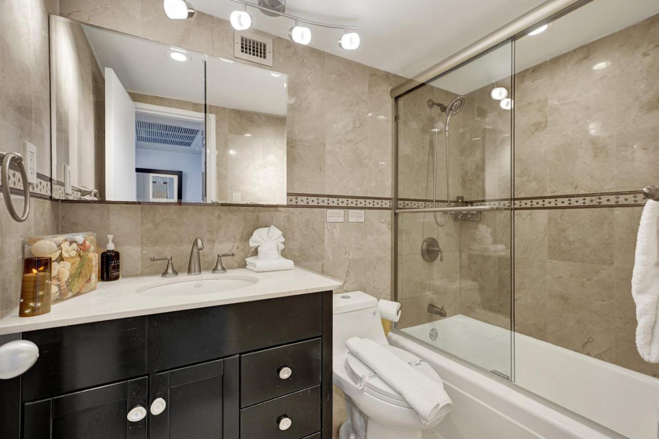 Classic Amenities Steps From The With Gym And Pool 1208 Apartamento *