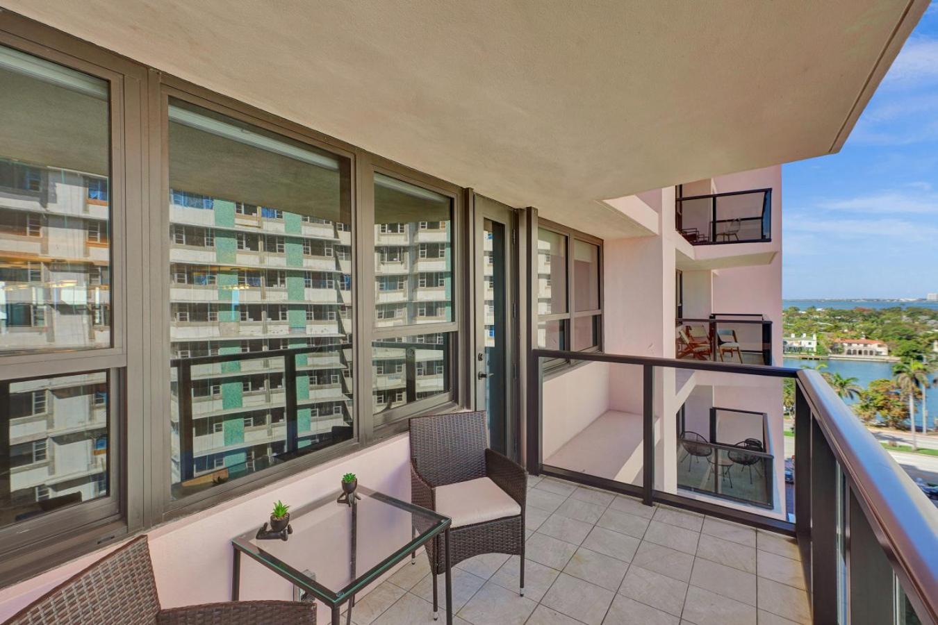 Classic Amenities Steps From The With Gym And Pool 1208 Apartamento
