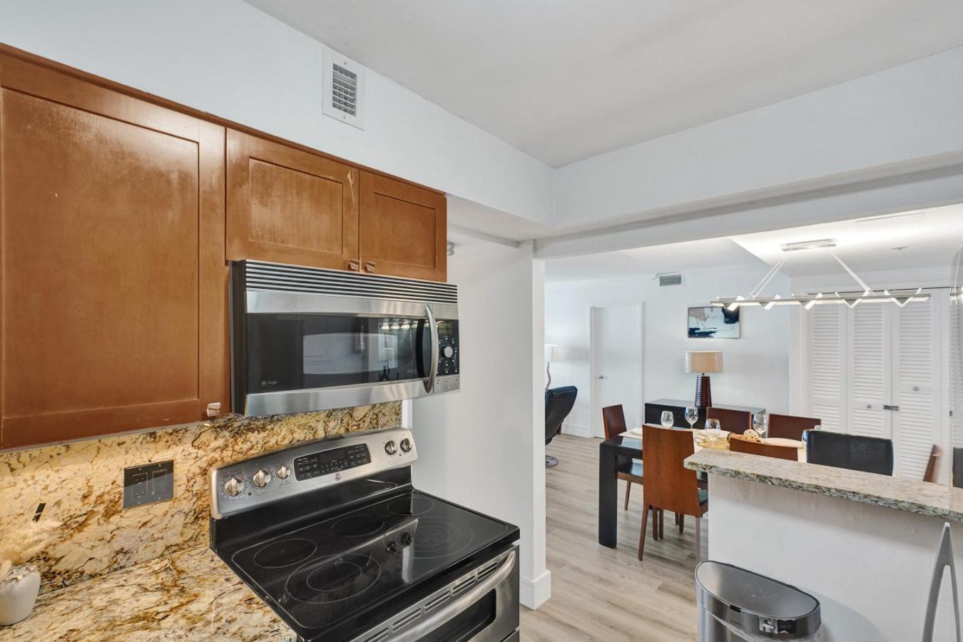 Classic Amenities Steps From The With Gym And Pool 1208 Apartamento