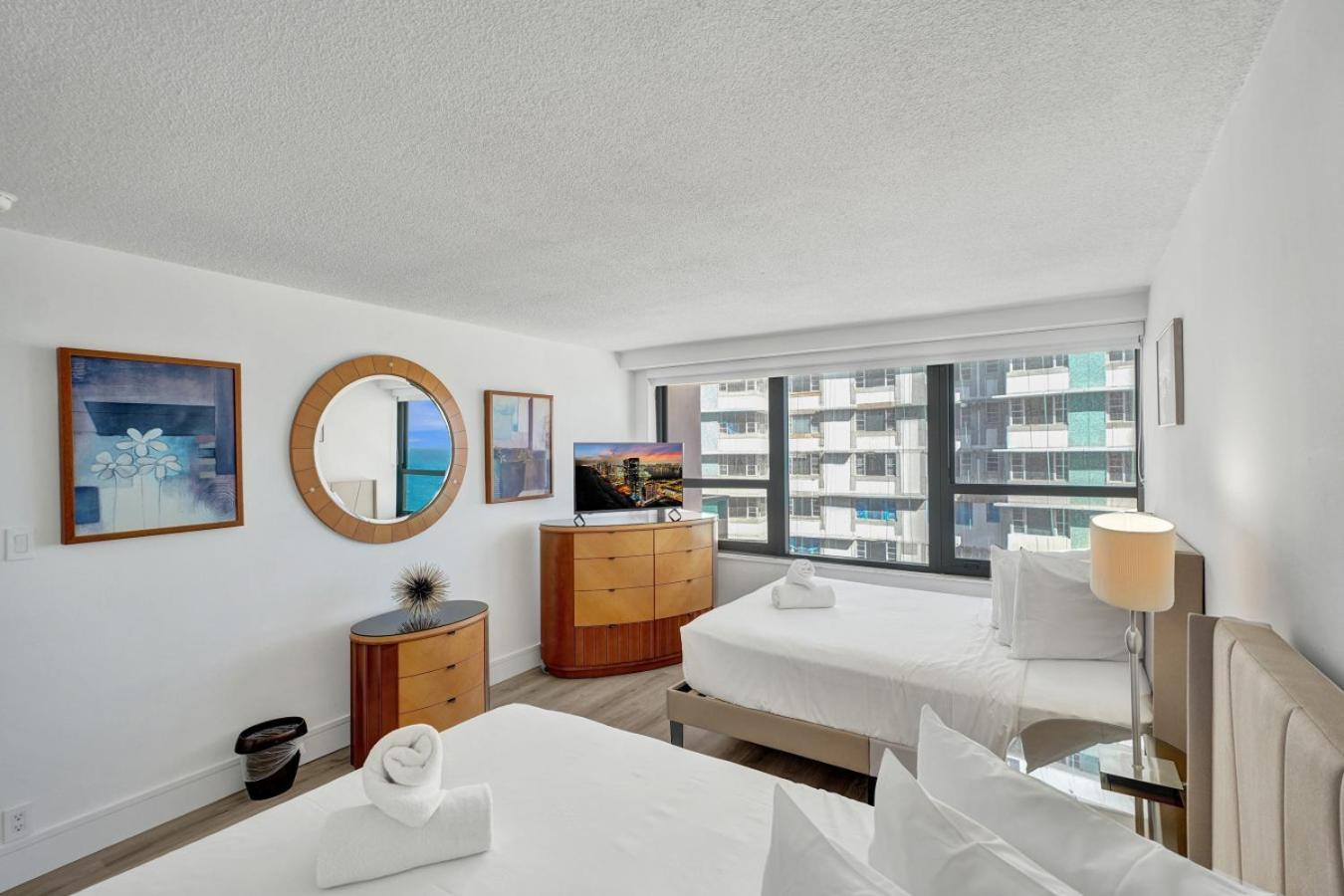 Classic Amenities Steps From The With Gym And Pool 1208 Apartamento