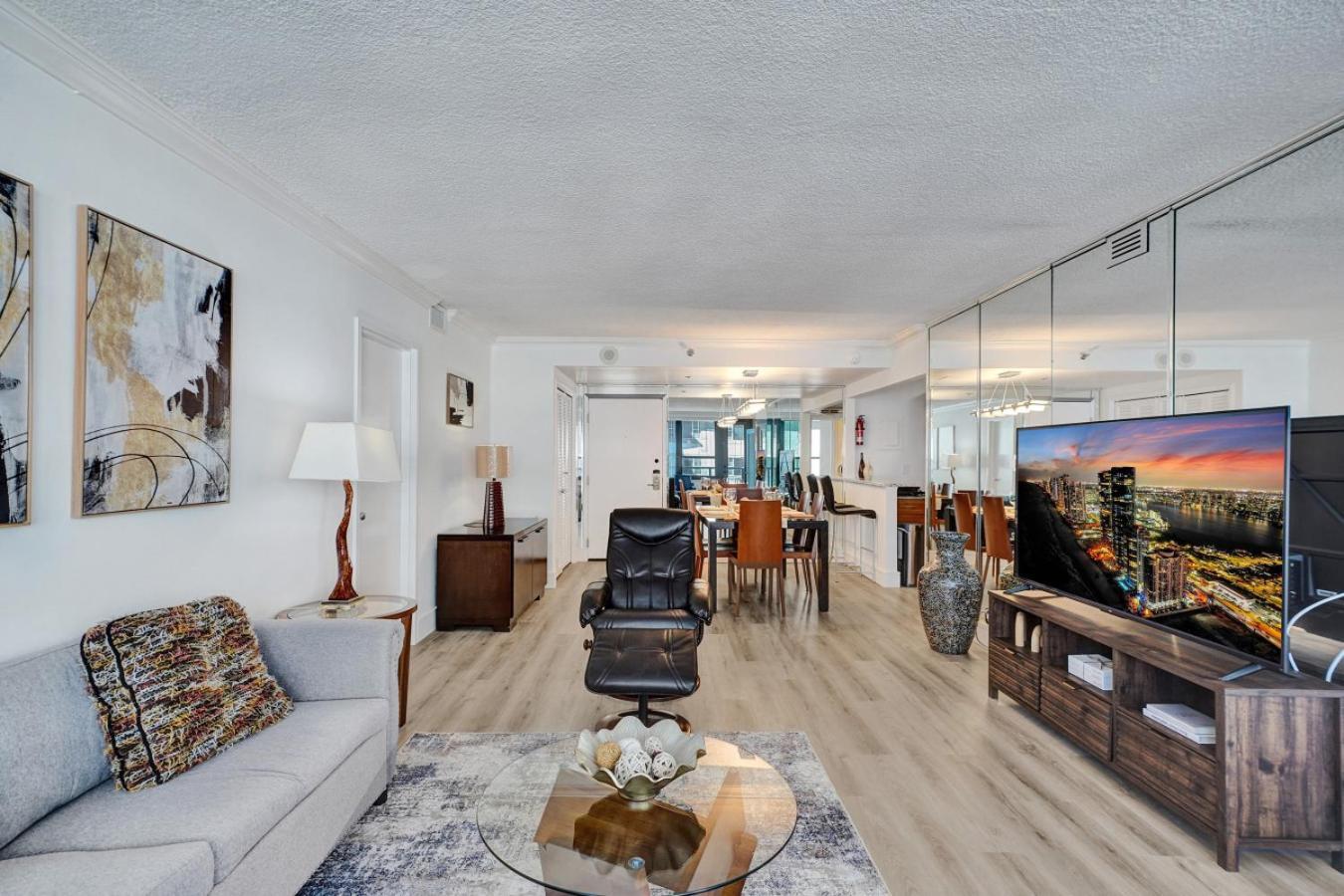 Classic Amenities Steps From The With Gym And Pool 1208 Apartamento