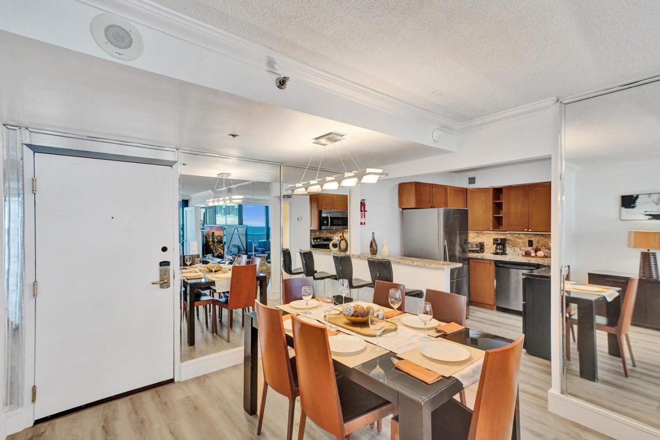 Classic Amenities Steps From The With Gym And Pool 1208 Apartamento *